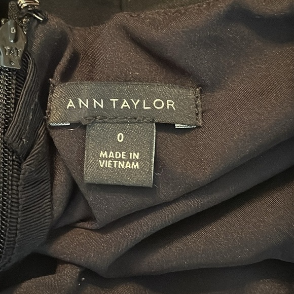 Ann Taylor Black The Boatneck Sheath Dress in Seasonless Stretch Size 0 - Picture 11 of 12